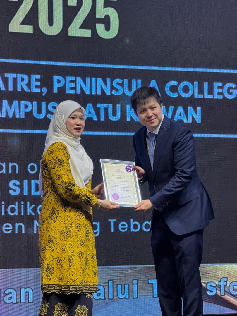 Receiving certificate while meeting the Minister of Education