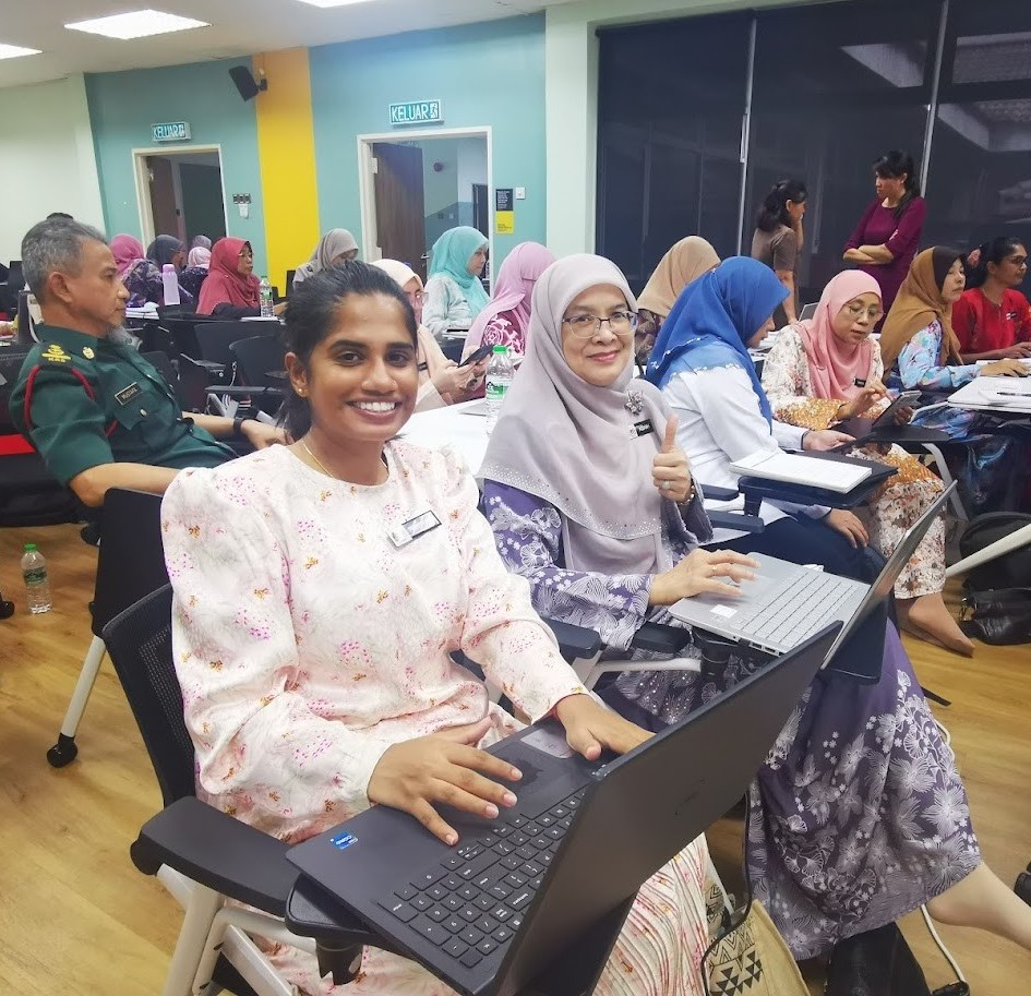 Teacher training session with laptops during Yilmu workshop